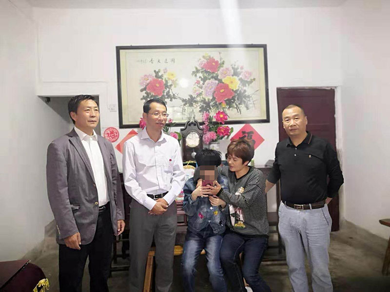 主題教育正當(dāng)時(shí) 志愿服務(wù)暖民心——區(qū)城建投公司黨支部開展志愿服務(wù)、點(diǎn)亮“微心愿”黨日活動(dòng)