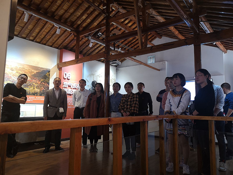 區(qū)城建投黨支部開展革命傳統(tǒng)教育“緬懷先烈、重溫誓詞”主題黨日活動(dòng)