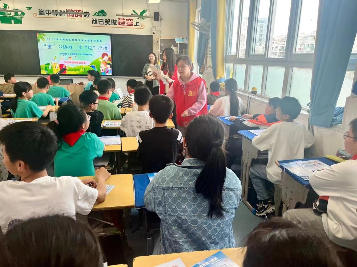 “攜手共筑美好家園”——開展垃圾分類宣傳、小區(qū)衛(wèi)生整治志愿者活動(dòng)
